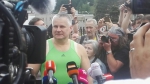 Jiří Kajínek opouští brány rýnovické věznice a svěřuje se novinářům i fanouškům