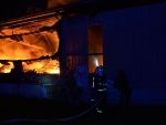 Zásah hasičů při požáru skladovací haly v Lomnici nad Popelkou