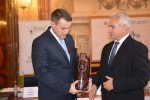 Martin Půta přebírá cenu z rukou předsedy senátu Milana Štěcha