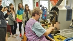 Návštěva žaček Střední školy Lomnice nad Popelkou ve firmě Kovap vyrábějící plechové hračky