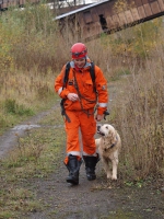 Kynolog Pavel Málek s Charliem na závodě záchranných psů