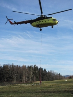 Oprava vedení vysokého napětí pomocí vrtulníku v Žacléři