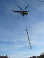 Oprava vedení vysokého napětí pomocí vrtulníku v Žacléři