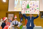 Děti z dětských a azylových domů přebírají dárky u Stromu přání