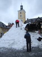 Začátek stavby sněhového Krakonoše na jilemnickém náměstí