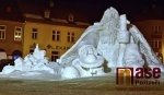Sněhový Krakonoš na jilemnickém náměstí v noci