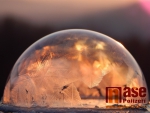Úžasné obrazce na zmrzlé bublině