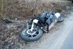 Srážka osobního auta s řidičem motocyklu v Bělé u Staré Paky