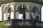 Hráči geocachingu „kačeři" na setkání ve věži v rámci oslav 110. výročí chlapecké školy