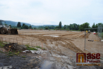 Stavba fotbalového hřiště s umělou trávou v Turnově v červnu 2018