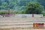 Stavba fotbalového hřiště s umělou trávou v Turnově v červnu 2018