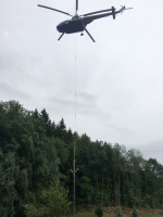 Stavba sloupů vedení vysokého napětí v Černém Dole v Krkonoších pomocí vrtulníku