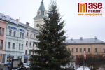 Vánoční strom na turnovském náměstí ve dne