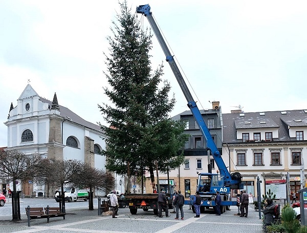 Stavění vánočního stromu na turnovském náměstí