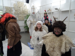 Děti ze ZŠ Žižkova hrály při rozsvícení vánočního stromu v Turnově adventní postavy