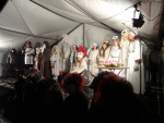 Děti ze ZŠ Žižkova hrály při rozsvícení vánočního stromu v Turnově adventní postavy