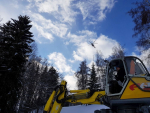 Vrtulník pomáhal při opravě vedení vysokého napětí v Pasekách nad Jizerou