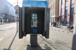Fotografie místa a telefonní budky, ze které bylo na linku 158 anonymem oznámeno uložení výbušniny v OC Forum Liberec