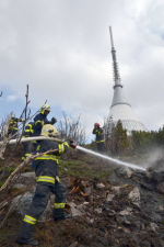 Zásah hasičů při požáru pod Ještědem
