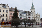 Vánoční strom na turnovském náměstí ve dne