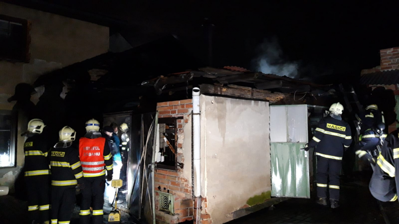 Požár přístřešku rodinného domu v Turnově
