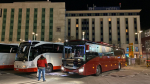 Evakuační autobusy hasičů vyráží pro uvízlé občany na letištích