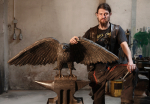 Kovolitec Filip Turek s bronzovou sochou sokola