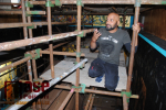 Hesham Malik při práci v budově vodní elektrárny v Přepeřích