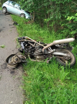 Střet osobního auta s motorkářem u Horní Branné
