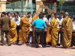 Kambodža, Phnom Penh - podobně jako v Thajsku i v Kambodži každé ráno mniši obcházejí město a lidé je obdarovávají vším potřebným. V tomto případě je paradoxně obdarovaným ten, kdo dává. 