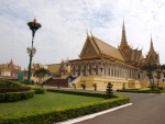 Kambodža, Phnom Penh - prodobně jako v thajském Bangkoku je nejvýstavnější budovou hlavního města královský palác, i když srovnání hraje jednoznačně ve prospěch Bangkoku. I tak stojí palác v Phnom Penhu za návštěvu, i když proti mé první návštěvě před pět