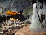 Vang Vieng a jedna z mnoha jeskyň s jednou z mnoha sošek Buddhy.