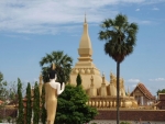 Zlatá stupa ve Vientiane - turistický magnet, který přitahuje turisty, ačkoli stupu v této podobě postavili Francouzi někdy kolem roku 1920. Původní méně atraktivní byla zničena při jedné z častých válek se sousedním Thajskem.