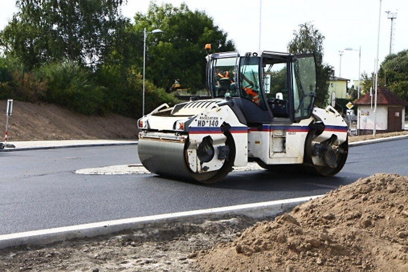 Položení finálních asfaltů v Nádražní ulici a u viaduktu v Turnově