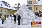 Stavba sněhové sochy Krakonoše na jilemnickém náměstí