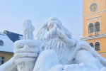 Stavba sněhové sochy Krakonoše na jilemnickém náměstí