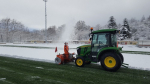 Úklid sněhu na stadionech v Turnově