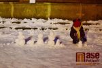 Sněhová socha Krakonoše na jilemnickém náměstí za tmy