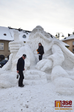 Dokončená sněhová socha Krakonoše na jilemnickém náměstí