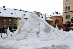 Dokončená sněhová socha Krakonoše na jilemnickém náměstí