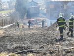 Požár travního porostu u železniční trati v Semilech