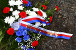 Pietní akt s kladením květin u pomníku padlých ve Skálově ulici v Turnově