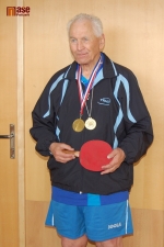 Mistr světa Lumír Ruzha s medailemi,které získal na veteránských turnajích 