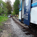 Dopravní nehoda osobního auta a vlaku na přejezdu v Lomnici nad Popelkou