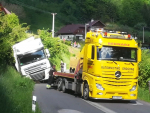 Vyprošťování kamionu uvízlého na krajnici v Rybnici