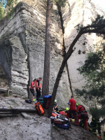 Zásah záchranářů a horské služby po pádu lezkyně na Hruboskalsku