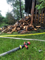 Zásah hasičů u požáru sauny a dřevníku v obci Jestřabí v Krkonoších