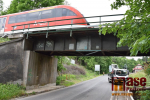 Nákladní auto s naloženým bagrem narazilo do viaduktu v Chuchelské ulici v Semilech