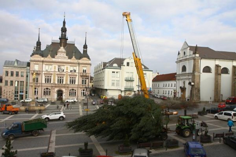 Instalace vánočního stromu na turnovském náměstí