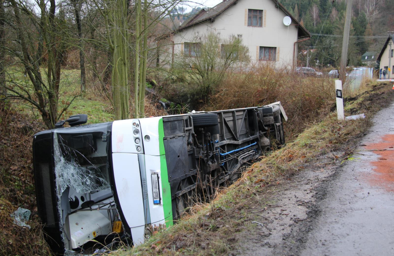 Vážná nehoda autobusu v Bradlecké Lhotě<br />Autor: HZS Libereckého kraje